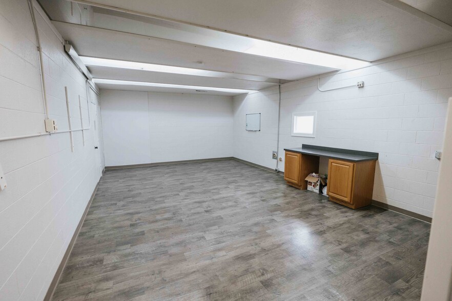 More Photos Of 2565 16th Ave, Columbus Light Manufacturing For Sale