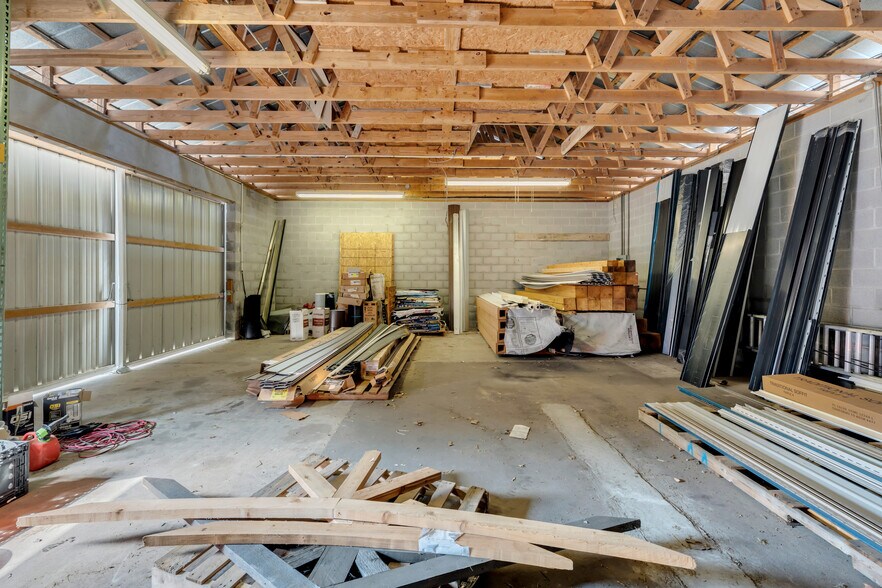 More Photos Of 25 Woodbury Hwy, Manchester Freestanding For Lease
