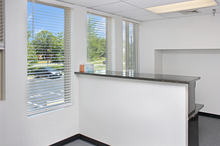 More Photos Of 22636 Glenn Dr, Sterling Medical For Lease