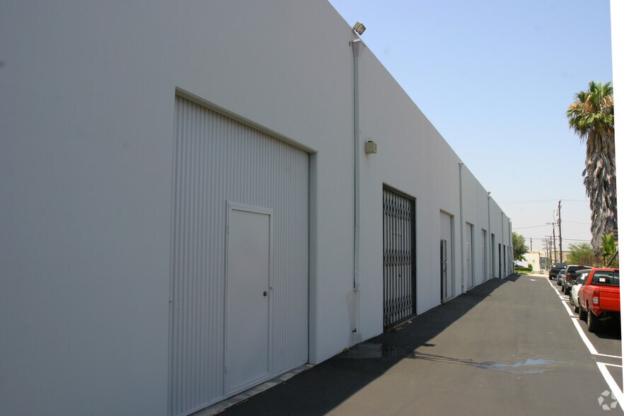 More Photos Of 2674-2698 Dawson Ave, Signal Hill Light Manufacturing For Lease