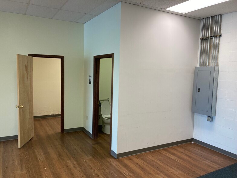 More Photos Of 2604-2616 Shelden St, Warsaw Unknown For Lease