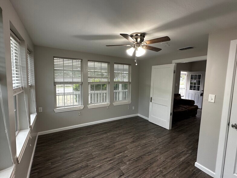 More Photos Of 309 Railroad St, Buda Office For Sale