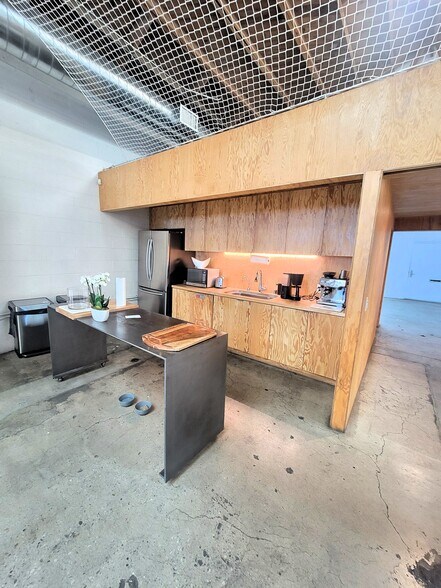 More Photos Of 4106 W Jefferson Blvd, Los Angeles Warehouse For Sale