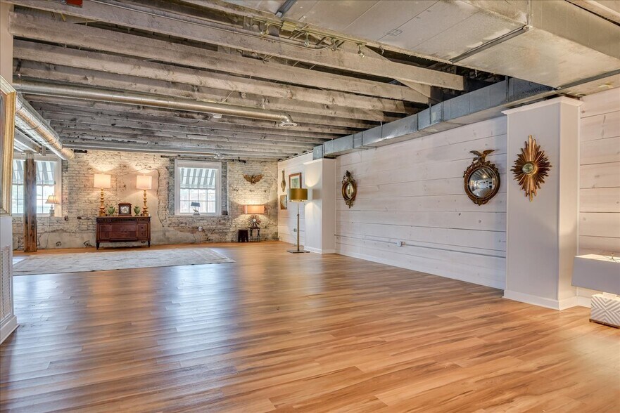 More Photos Of 114 W 6th St, Waynesboro Showroom For Sale