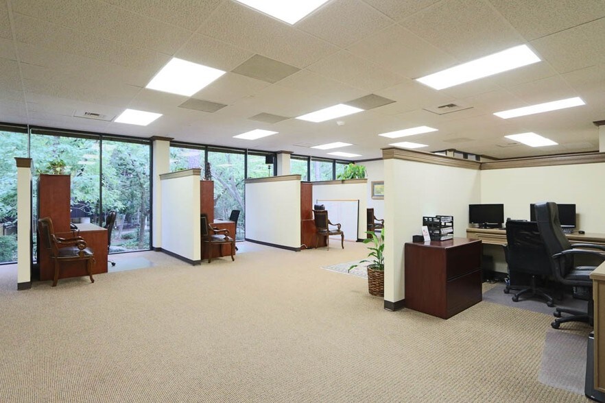 More Photos Of 2020 N Loop Fwy W, Houston Office For Lease