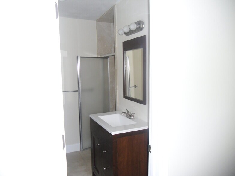 More Photos Of 228 N 2nd St, Fernandina Beach Warehouse For Lease