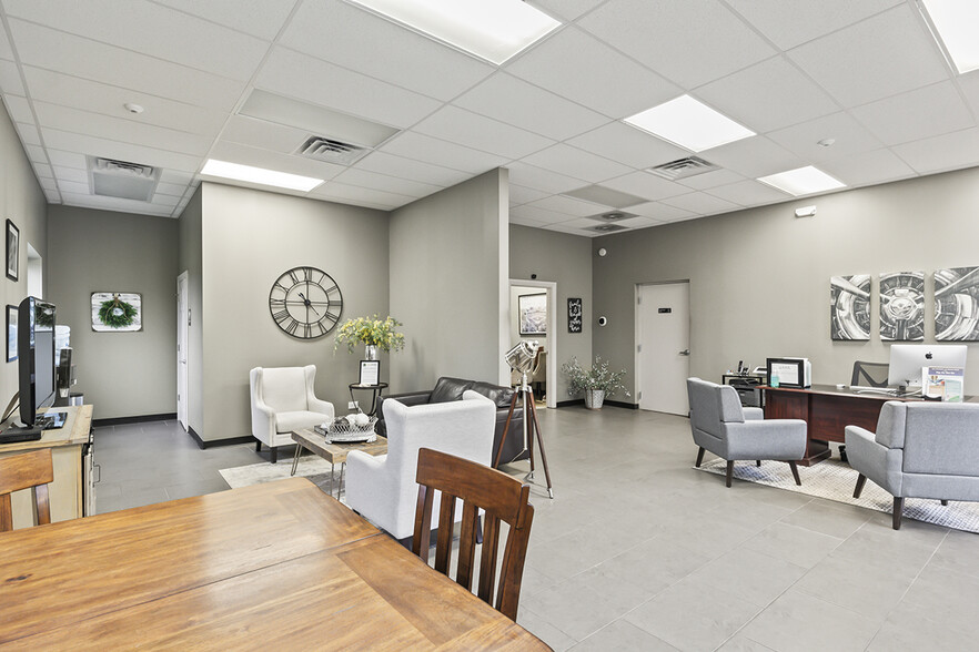 More Photos Of 2940 Weber Dr, Aurora Auto Repair For Sale