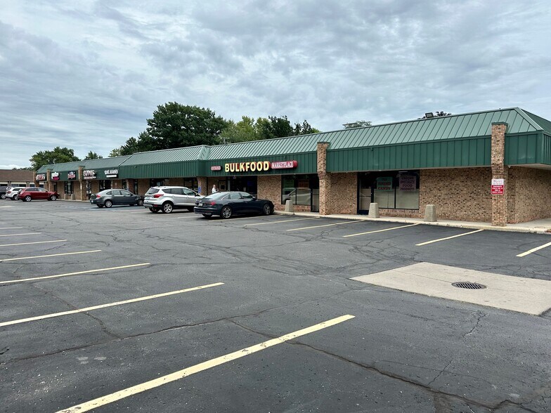 More Photos Of 21520 Harper Ave, Saint Clair Shores General Retail For Lease