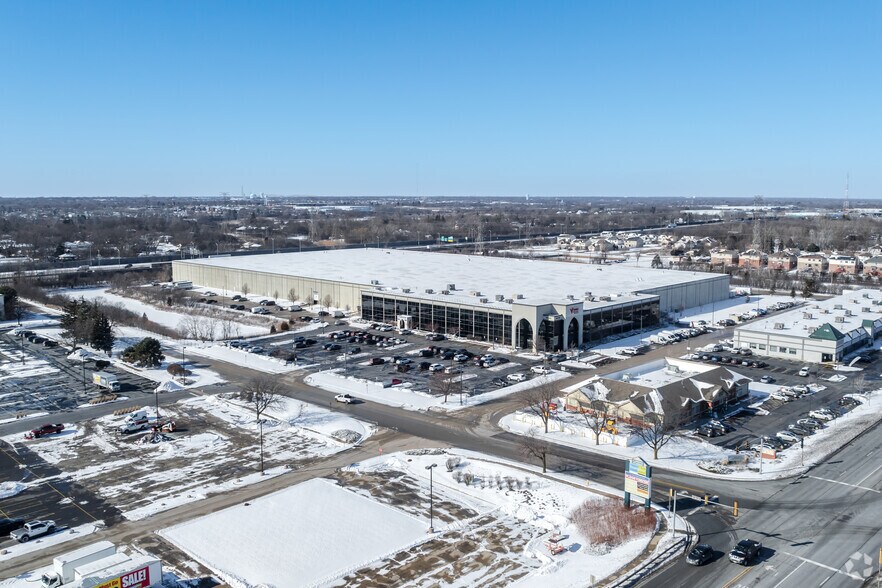 More Photos Of 880 S Rohlwing Rd, Addison Distribution For Lease