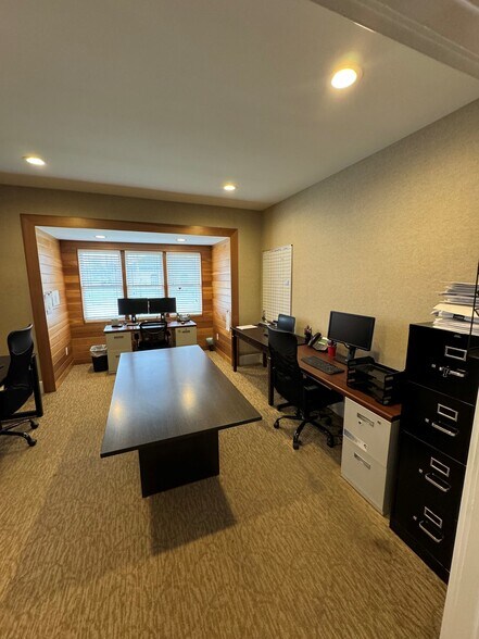 More Photos Of 640 W University Dr, Rochester Office Residential For Lease