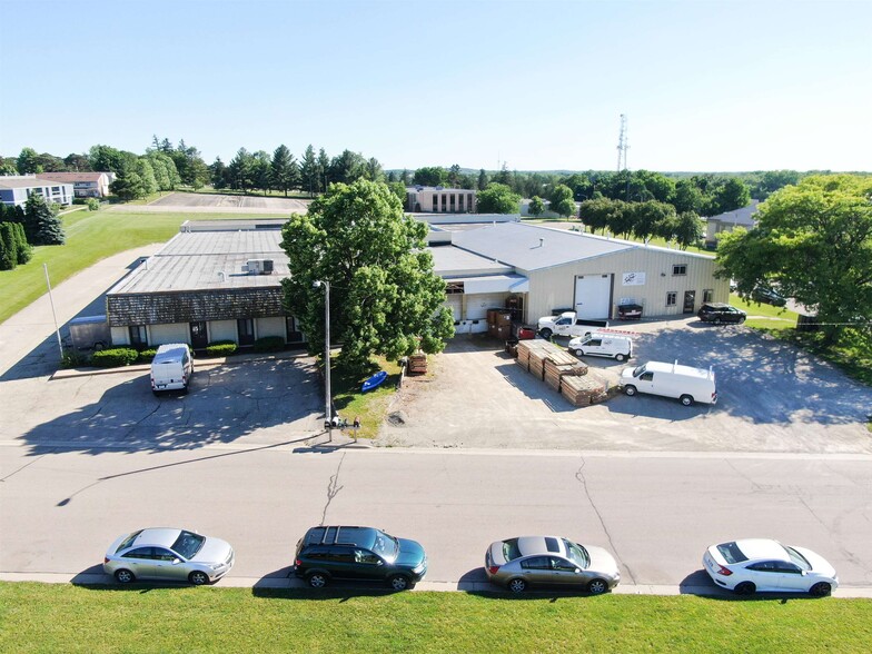 Primary Photo Of 633 Hilltop Trl W, Fort Atkinson Manufacturing For Sale