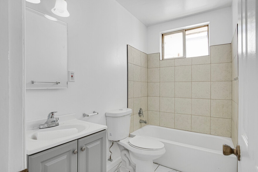 More Photos Of 2016 S Bedford St, Los Angeles Apartments For Sale