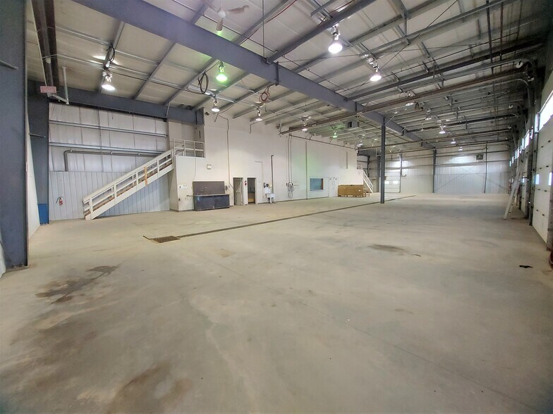 More Photos Of 342 Laura Ave, Red Deer County Auto Repair For Sale