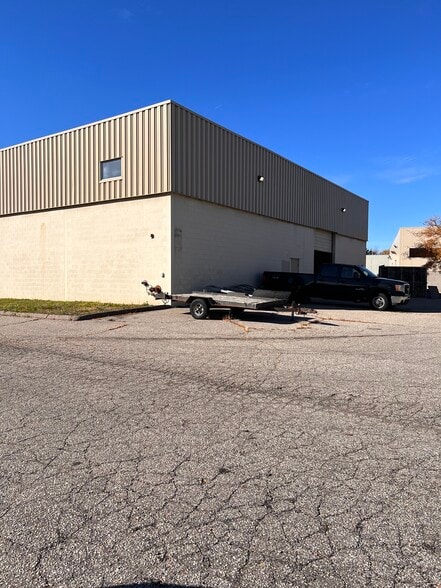 More Photos Of 43555 Utica Rd, Sterling Heights Warehouse For Lease