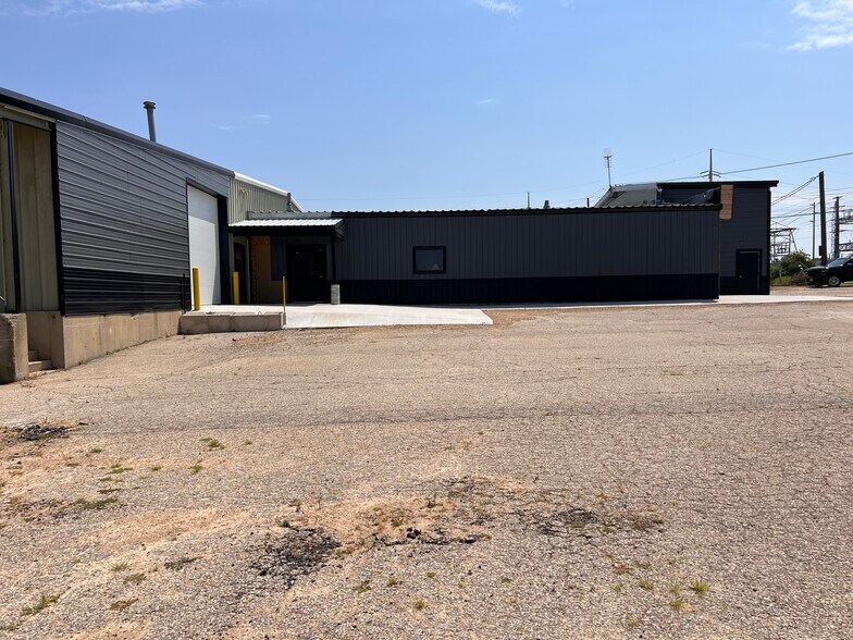 More Photos Of 1411 New Pinery Rd, Portage Showroom For Lease