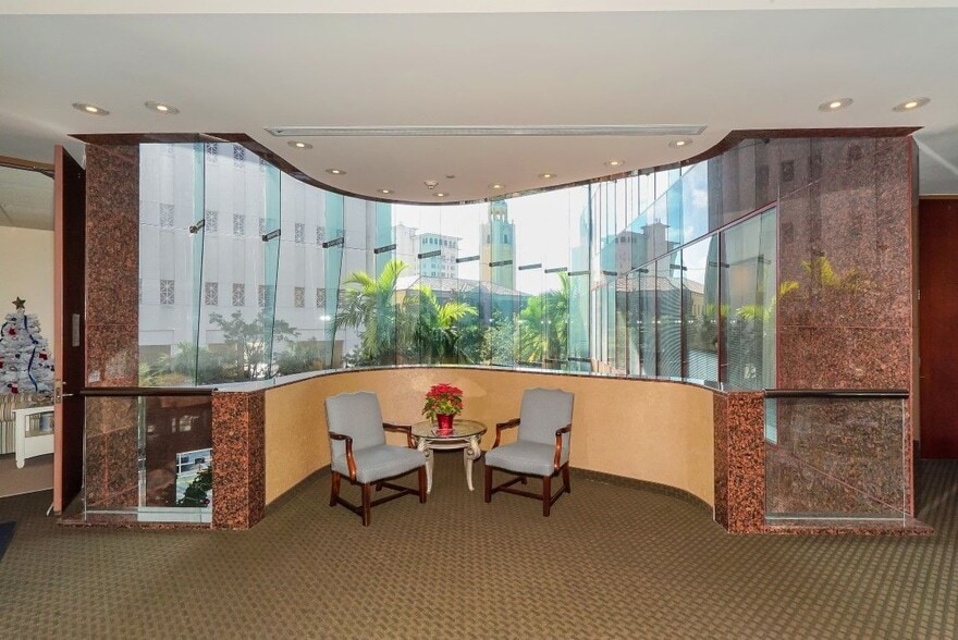 More Photos Of 2033 Main St, Sarasota Office For Lease