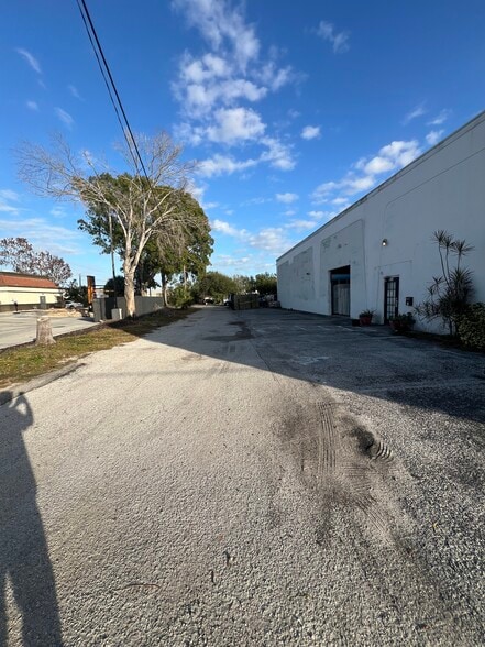 More Photos Of 7704 W Hillsborough Ave, Tampa Warehouse For Lease