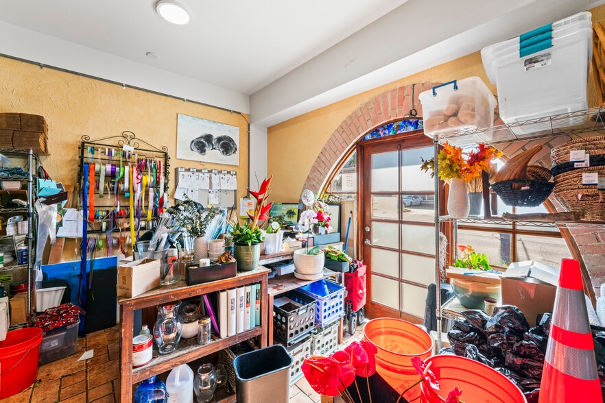 More Photos Of 2845 Lowrey Ave, Honolulu Restaurant For Sale