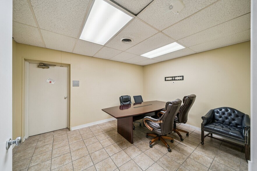 More Photos Of 8118 E 44th St, Tulsa Warehouse For Lease