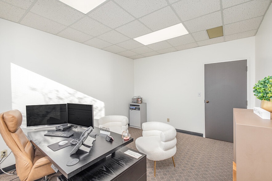 More Photos Of 2101 N Sardis Rd, Charlotte Office For Sale