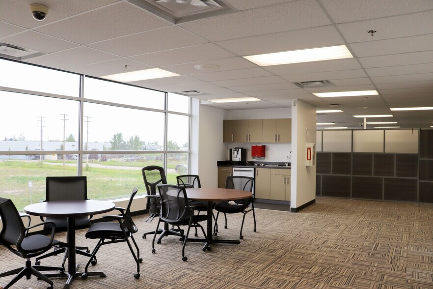 More Photos Of 3601 82nd Ave, Leduc Flex For Lease