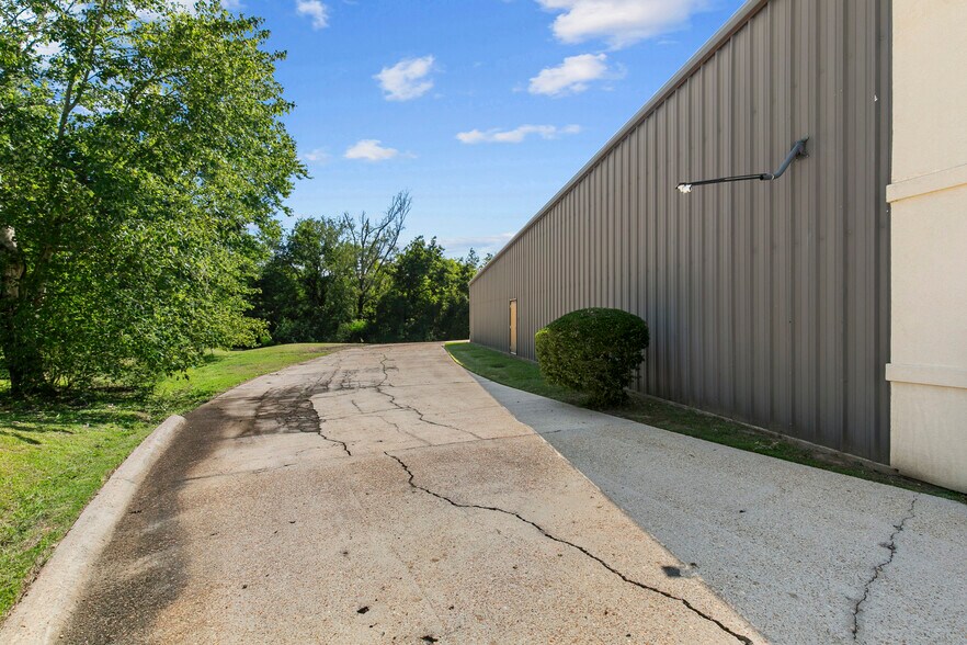 More Photos Of 125 Solleftea Dr, Madison Industrial For Lease