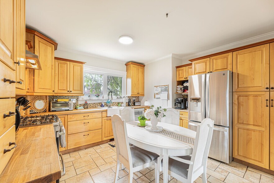 More Photos Of 313 Ross Av, Cochrane Medical For Sale