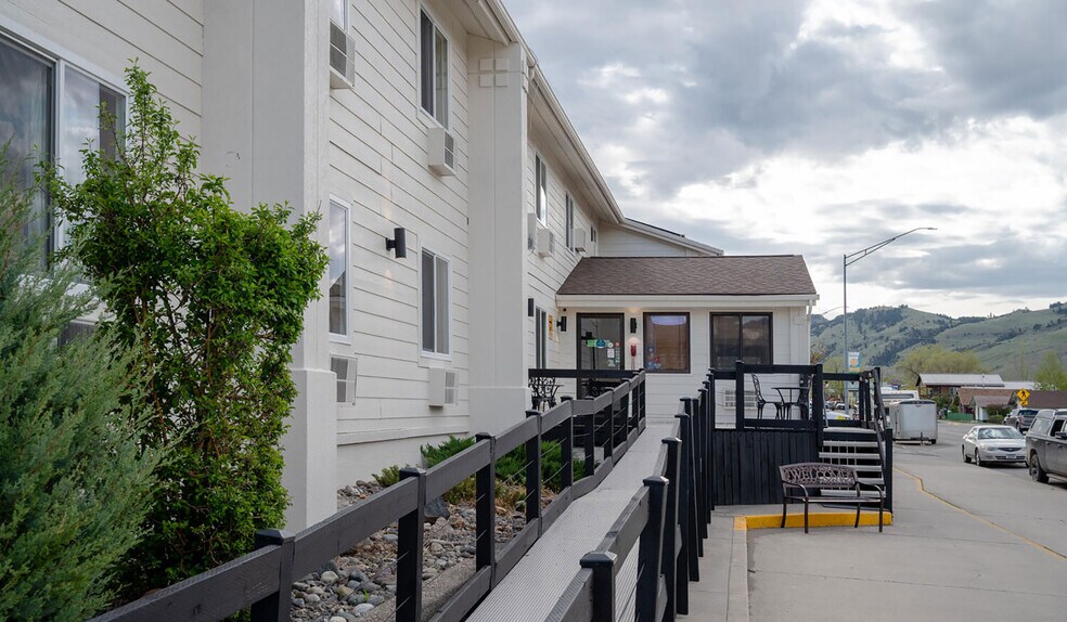 More Photos Of 702 Scott St, Gardiner Hotel For Sale