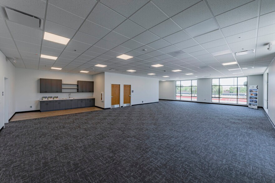 More Photos Of 13550 N Dysart Rd, Surprise Distribution For Lease