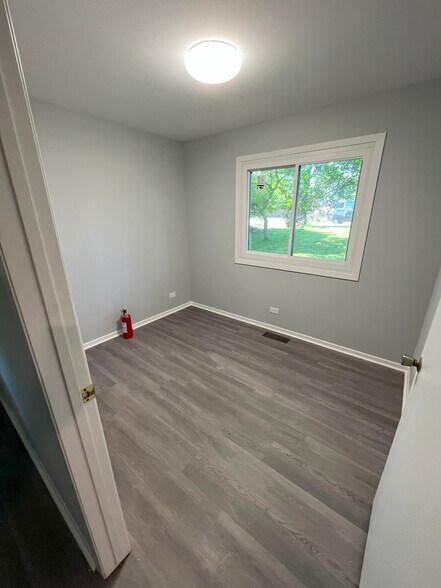 More Photos Of 126 W Maple Ave, Mundelein Apartments For Sale