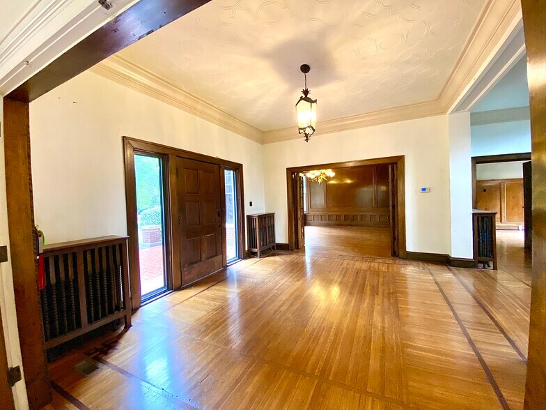 More Photos Of 219 N Broadway St, Tupelo General Retail For Lease