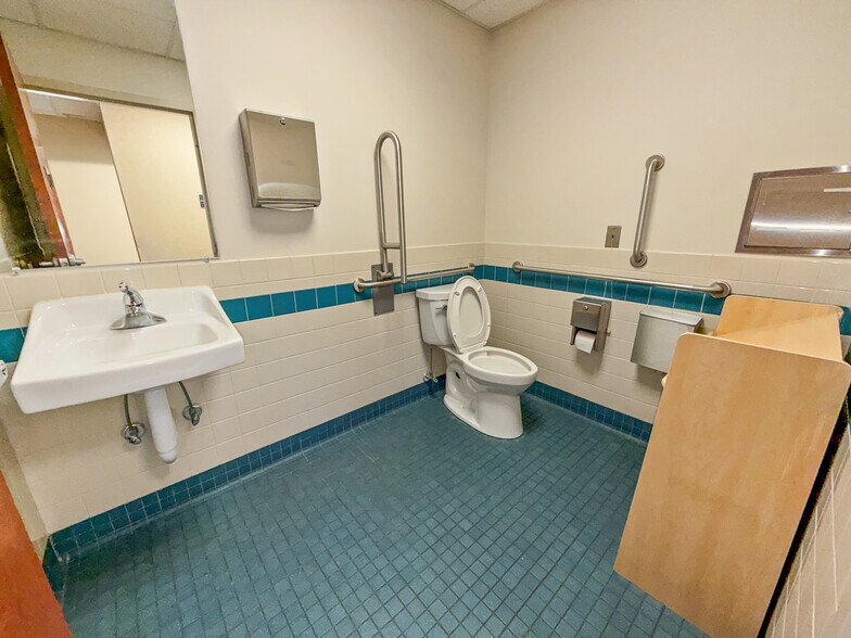 More Photos Of 42 E High St, East Hampton Storefront Retail Office For Lease