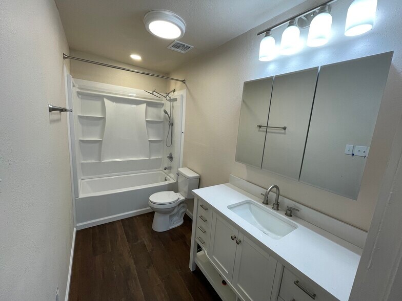 More Photos Of 100 W Wilson St, Valliant Hotel For Sale