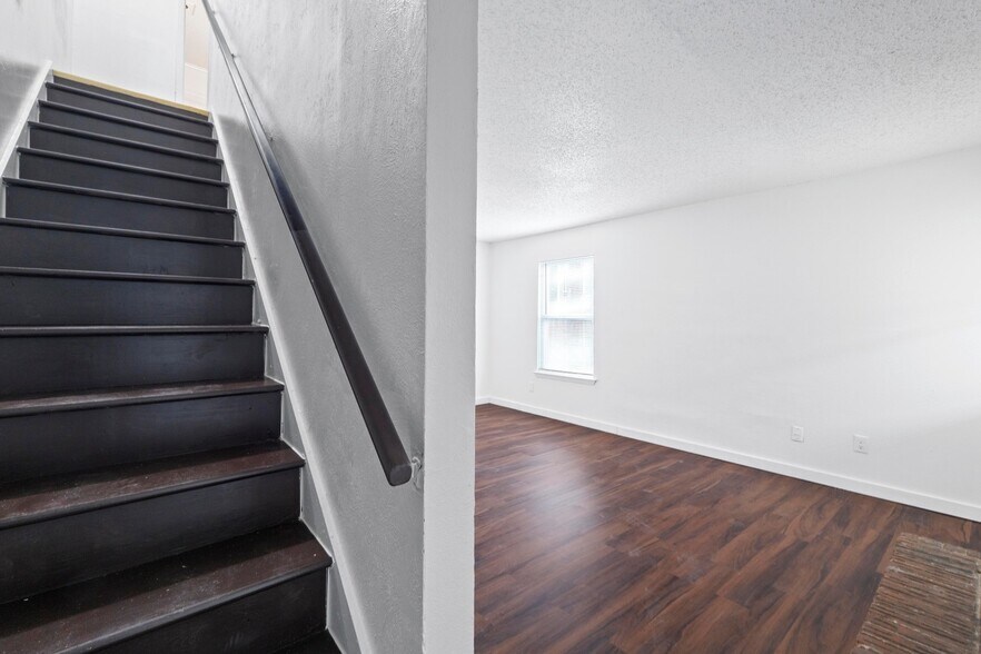 More Photos Of 6913 Wentworth Dr, Austin Multifamily For Sale