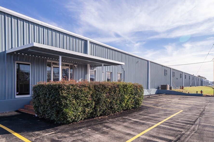 More Photos Of 410 S River St, Calhoun Warehouse For Sale