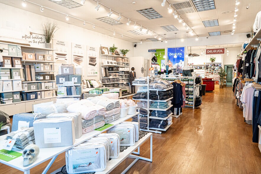 More Photos Of 250 N Red Cliffs Dr, St George Storefront For Lease