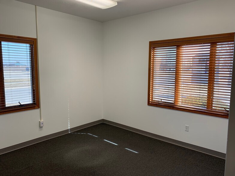More Photos Of 1014 Ekstam Dr, Bloomington Office For Lease