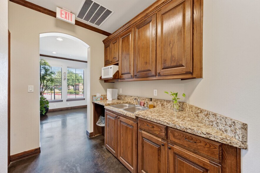 More Photos Of 1117 Glade Rd, Colleyville Medical For Sale