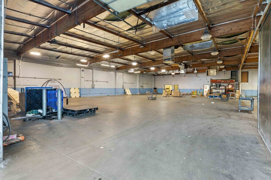 More Photos Of 9362 Eton Ave, Chatsworth Warehouse For Lease