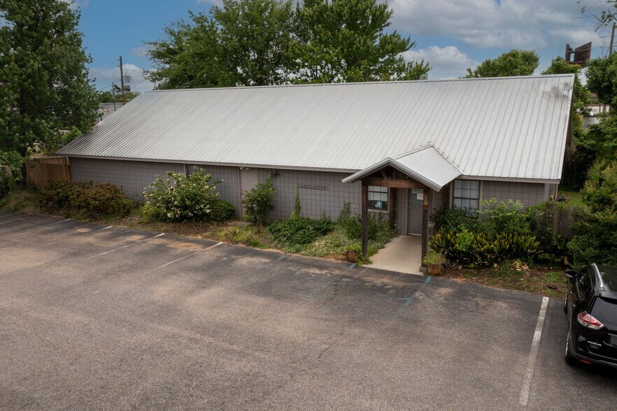More Photos Of 1600 Greensboro Ave, Tuscaloosa Veterinarian Kennel For Sale
