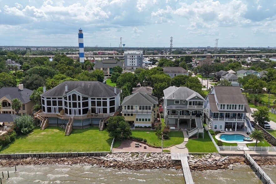 More Photos Of 804 Bay Ave, Kemah Specialty For Sale