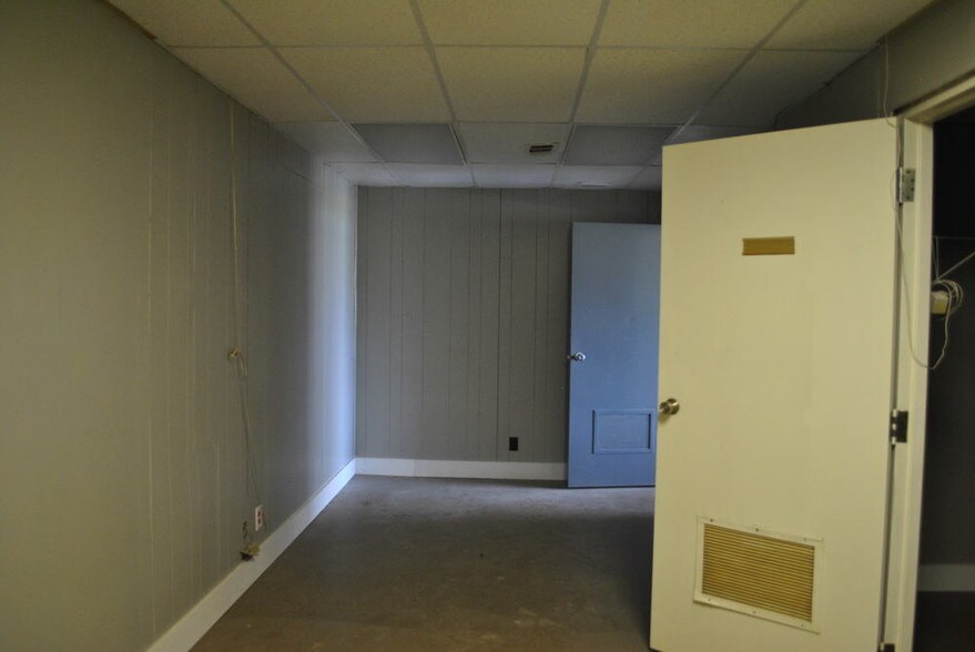 More Photos Of 220 Progress Blvd, Longview Warehouse For Lease