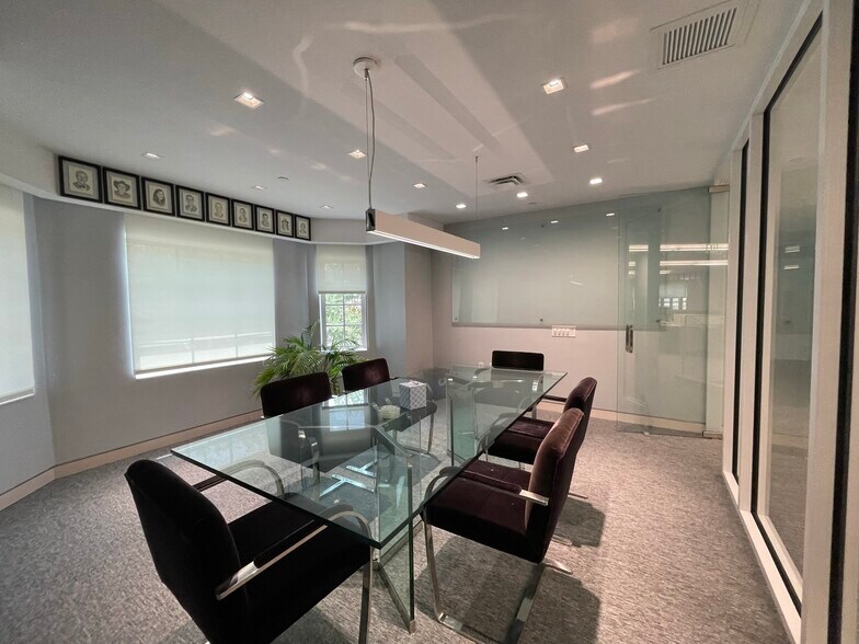 More Photos Of 2800 W Lancaster Ave, Fort Worth Office For Sale