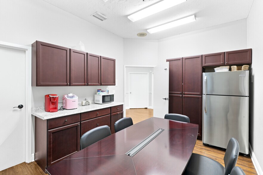 More Photos Of 4701 Manatee Ave, Bradenton Medical For Sale