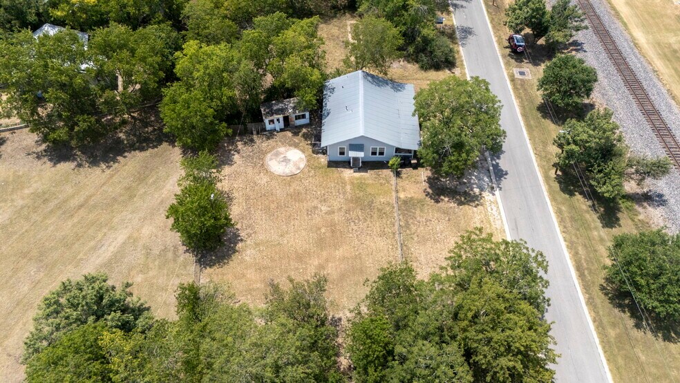 More Photos Of 309 Railroad St, Buda Office For Sale