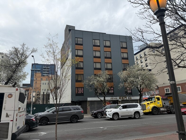 More Photos Of 13553 Northern Blvd, Flushing Apartments For Sale