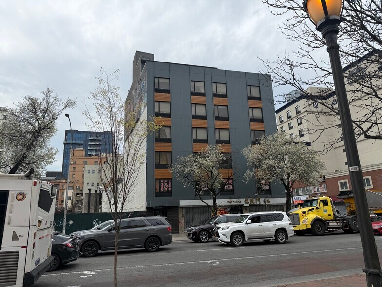 More Photos Of 13553 Northern Blvd, Flushing Apartments For Lease