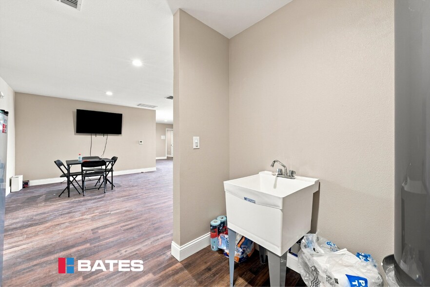 More Photos Of 901 E Johnson St, Waco Service For Sale