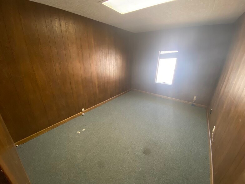 More Photos Of 103 S Stemmons St, Sanger Office For Lease