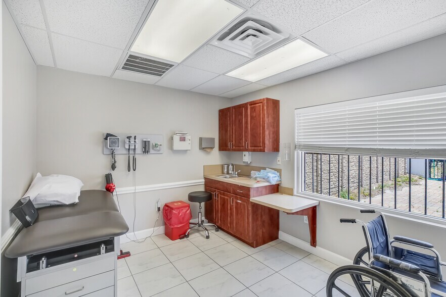 More Photos Of 13214 Palm Beach Blvd, Fort Myers Medical For Sale